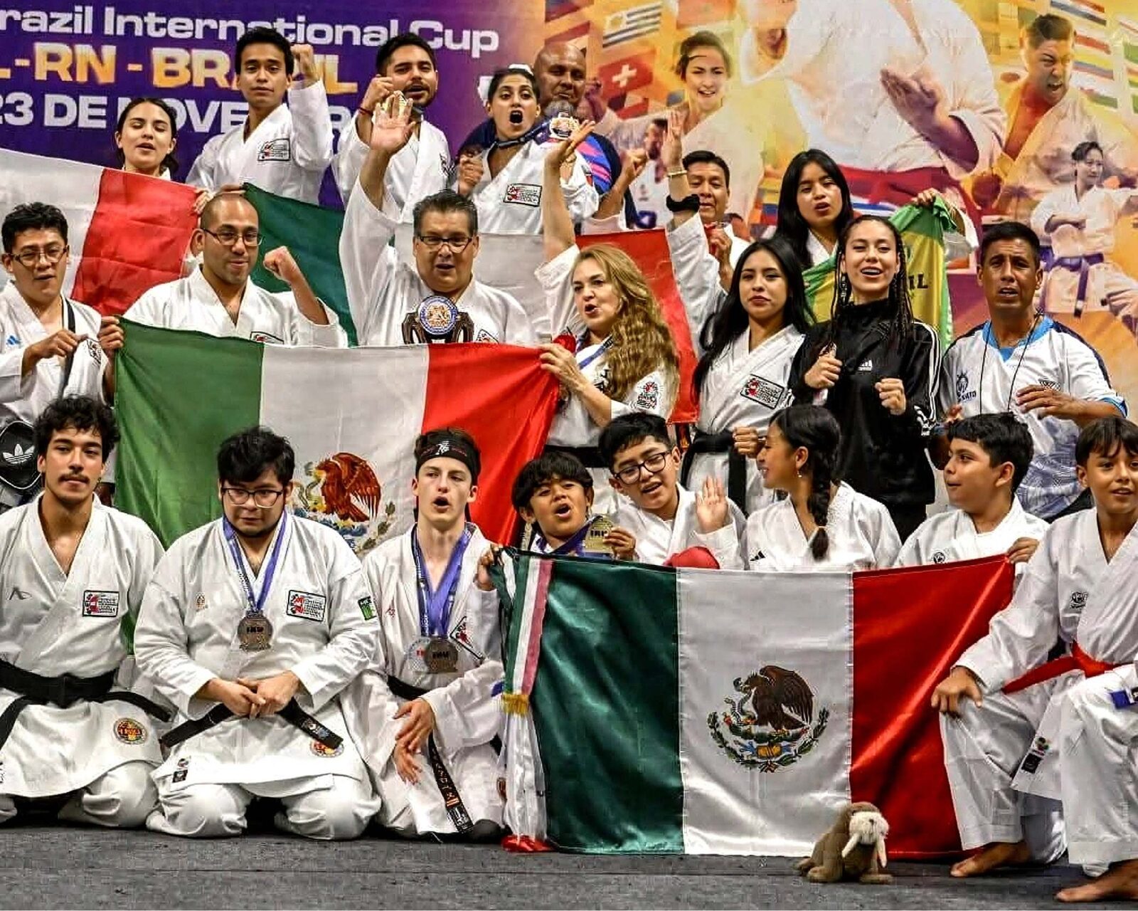 Delegación mexicana con la bandera